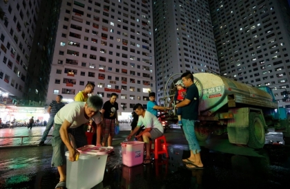 Nước sạch ở Hà Nội bị nhiễm dầu thải – Người dân Xếp hàng xuyên đêm để chờ mua nước. 