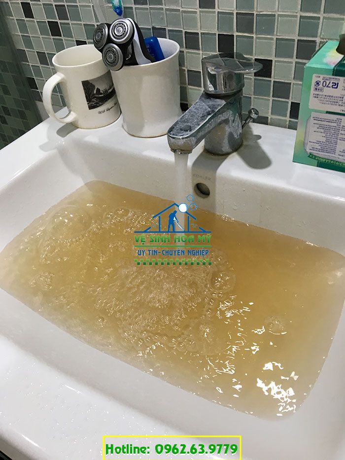 Đường ống nước sinh hoạt của gia đình tại quận Thanh Xuân bị nhiễm cáu cặn. ​